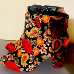 Floral MIA booties only worn twice! Boho/Vintage look/60’s/Fashion/Runway/Unique